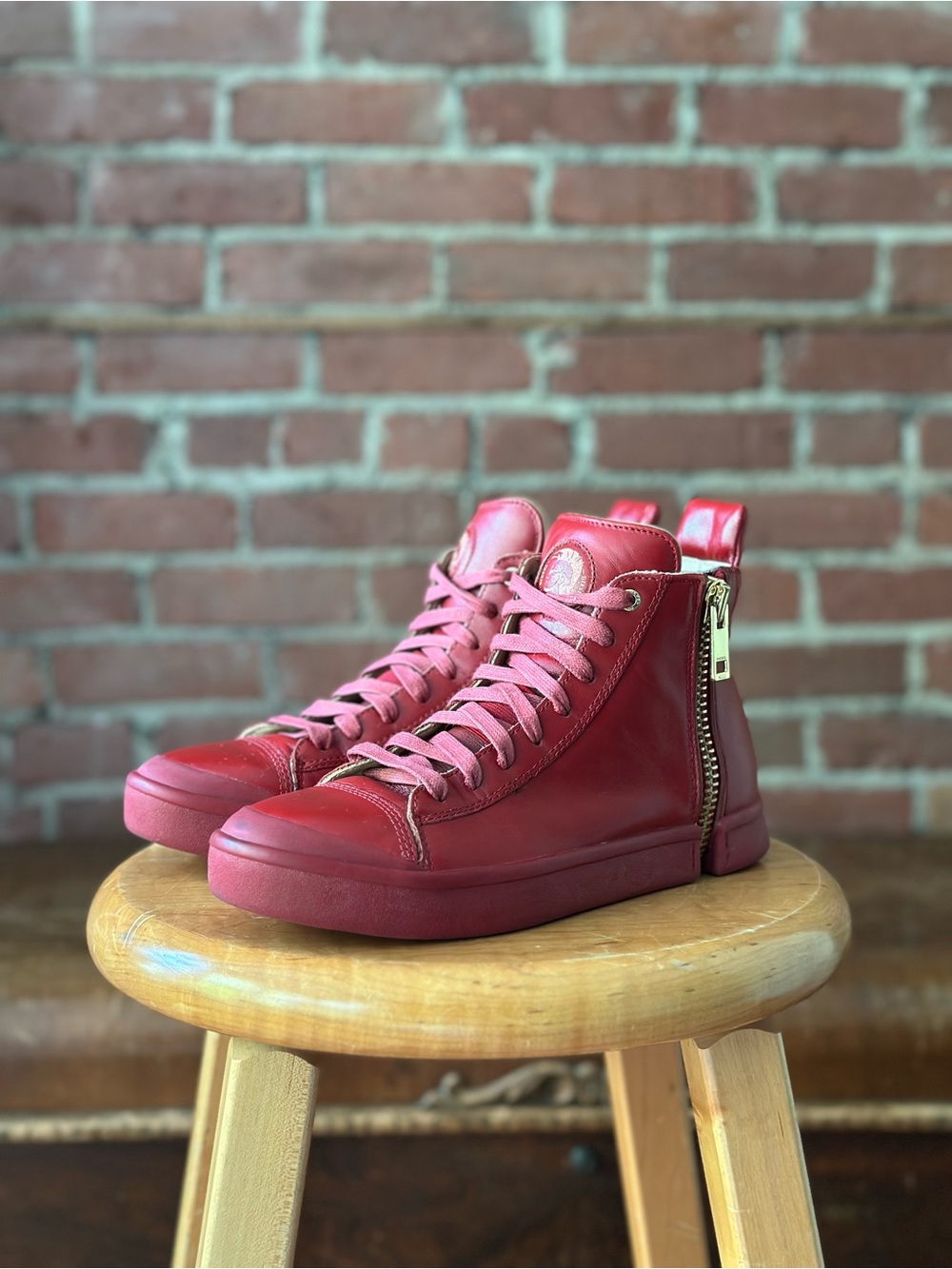 Diesel S-Nentish Red Leather Zip Round High Top Sneakers
Перево